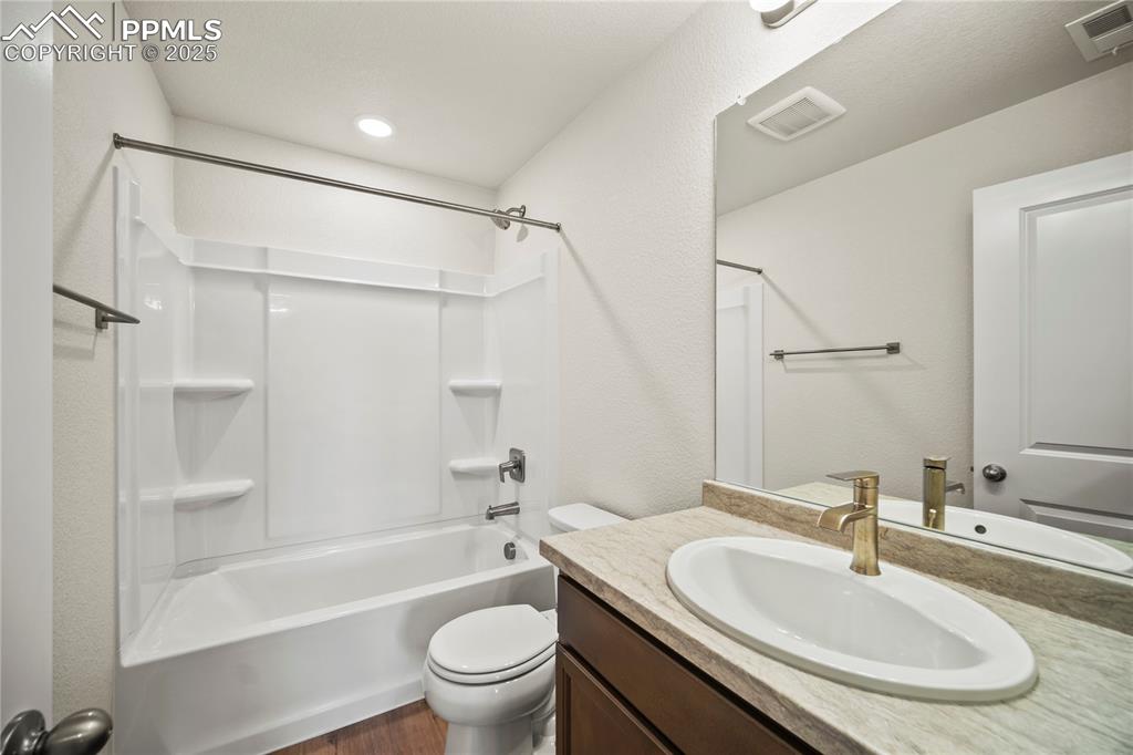 Image 28 of 32: Bathroom