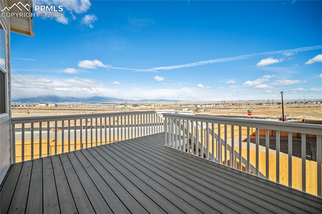 Image 31 of 32: Deck