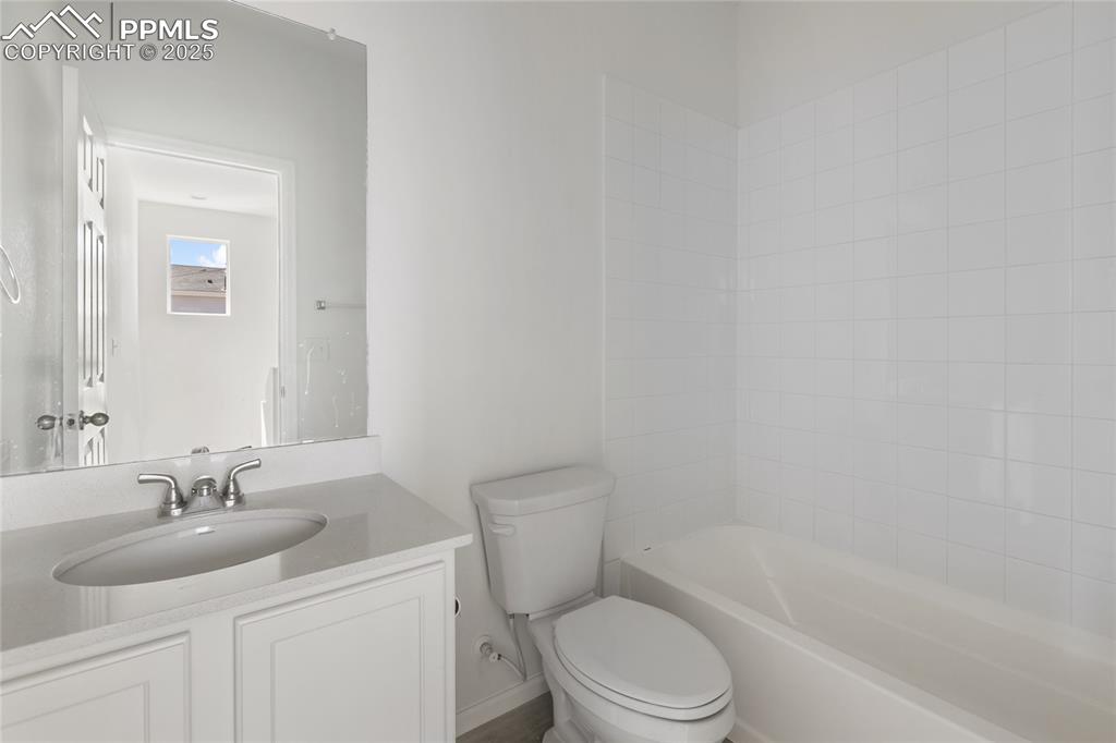 Image 31 of 37: Upper level bathroom