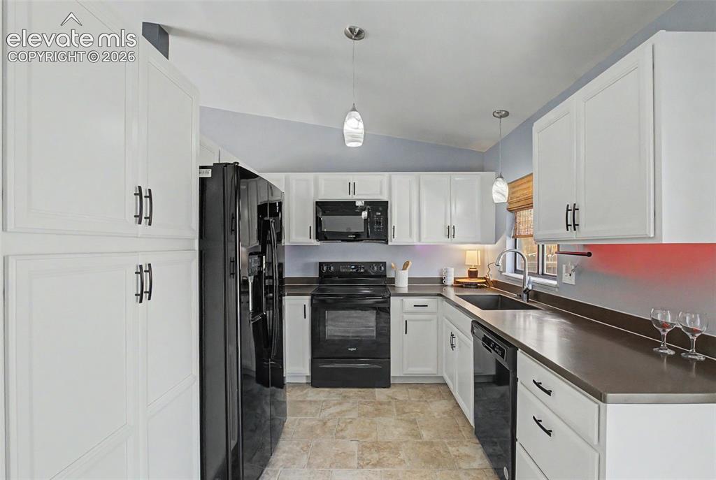 Image 11 of 27: Kitchen