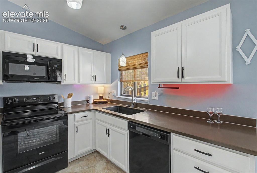 Image 12 of 27: Kitchen