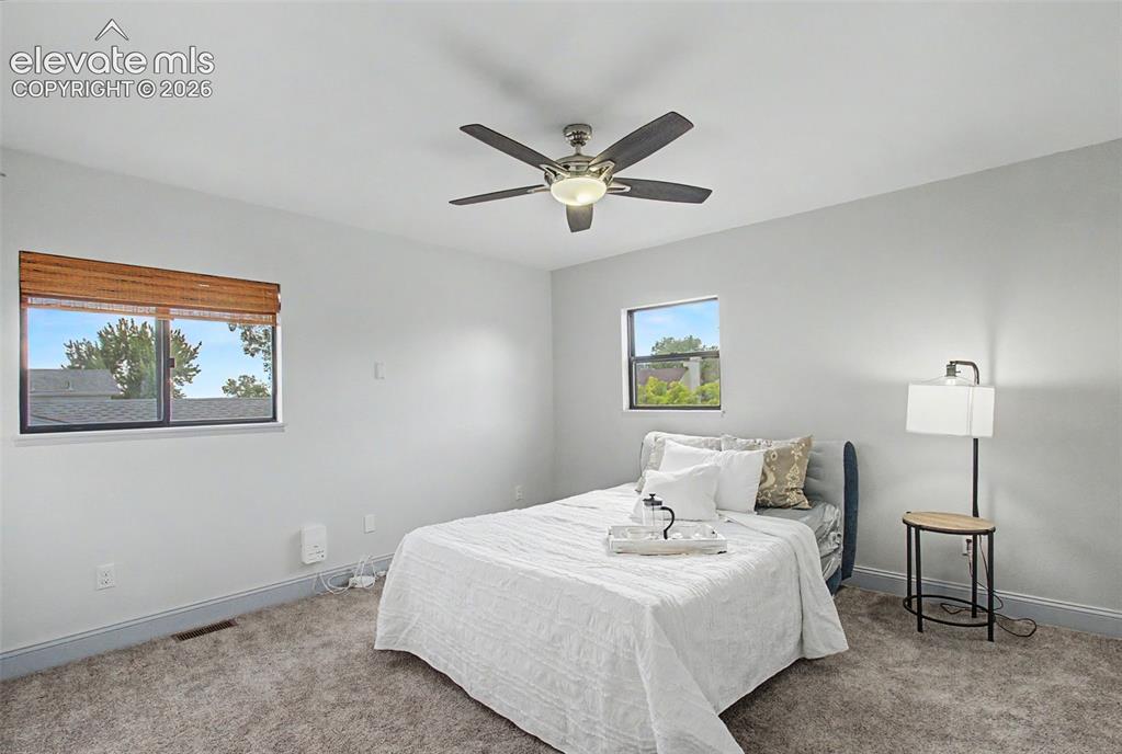 Image 18 of 27: Bedroom