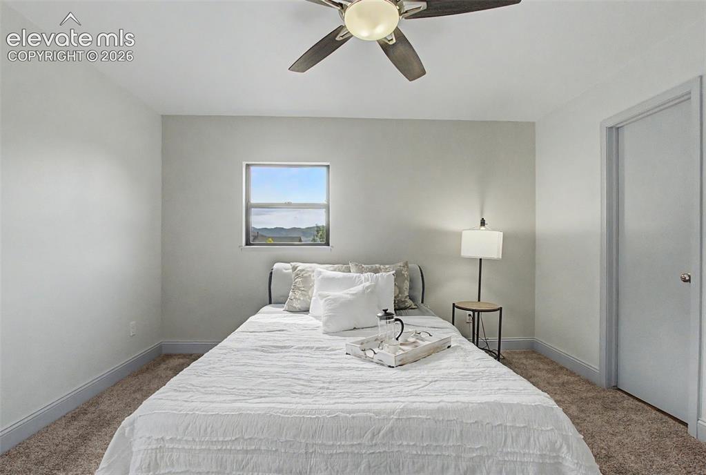 Image 19 of 27: Bedroom