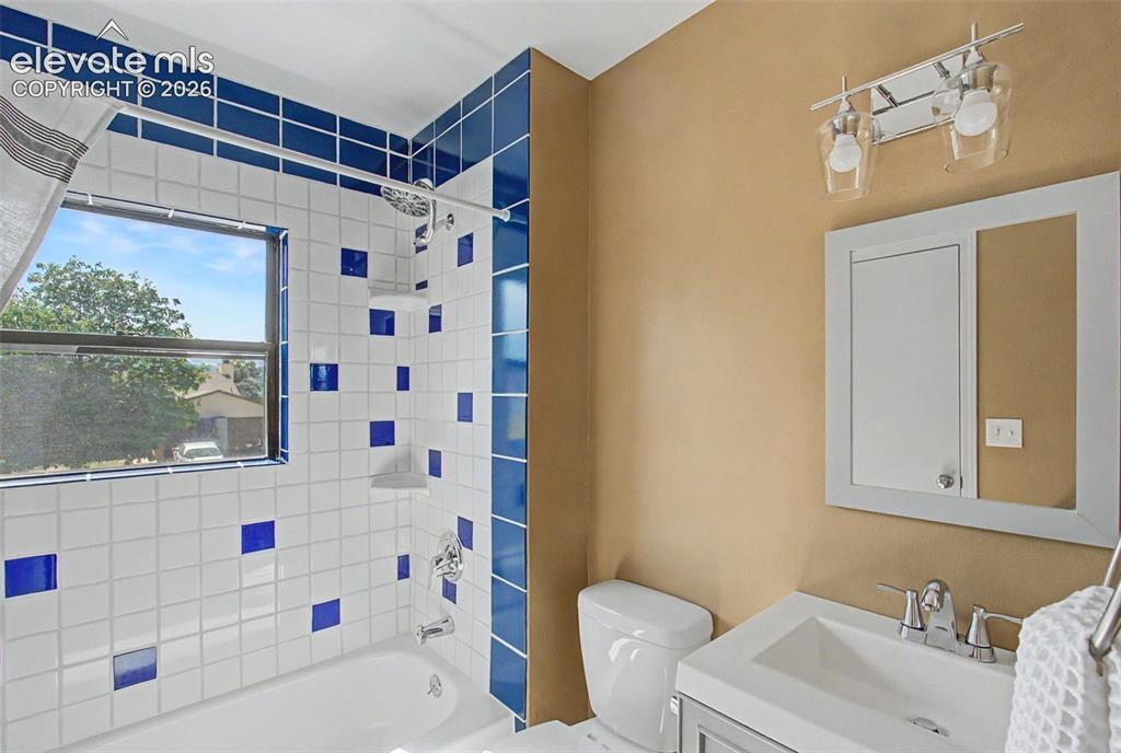 Image 21 of 27: Bathroom
