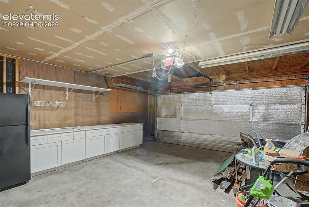 Image 24 of 27: Garage
