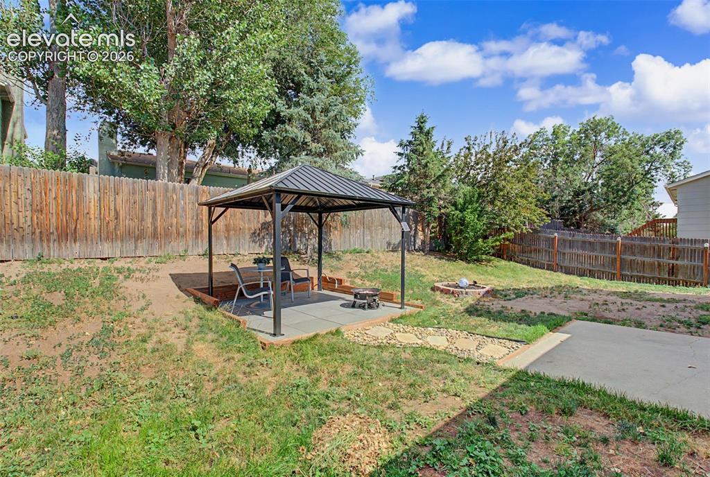 Image 25 of 27: Yard