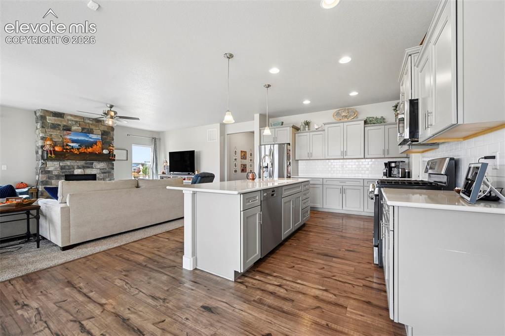 Image 16 of 41: Kitchen