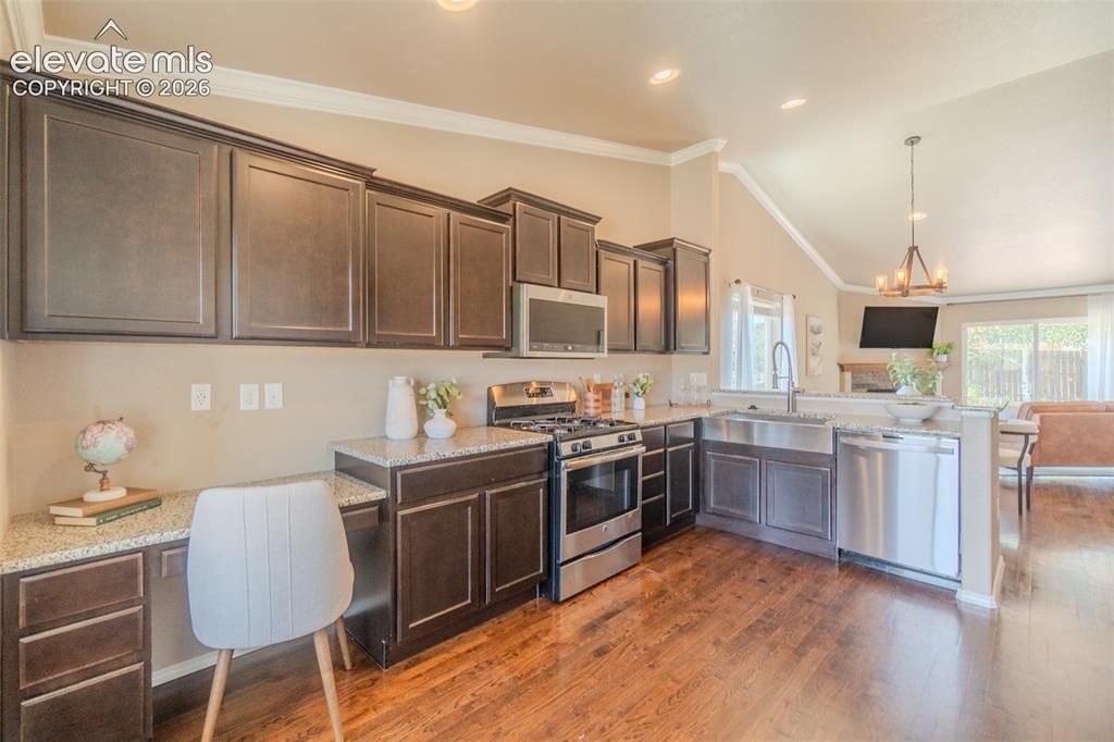 Image 10 of 50: Kitchen