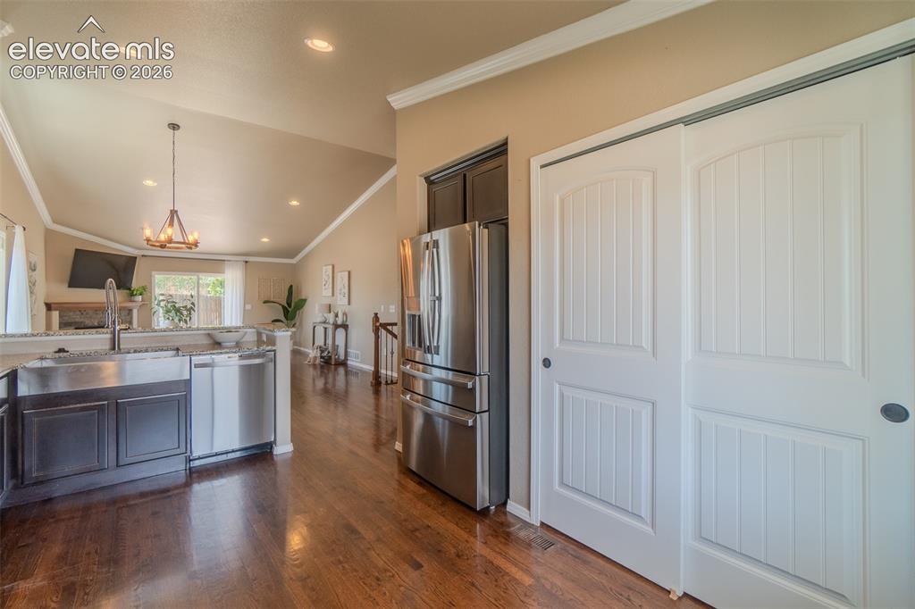 Image 11 of 50: Kitchen
