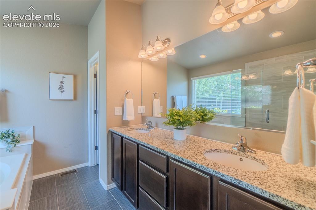Image 19 of 50: Bathroom