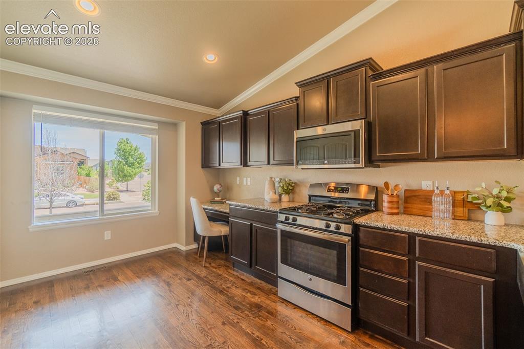 Image 9 of 50: Kitchen