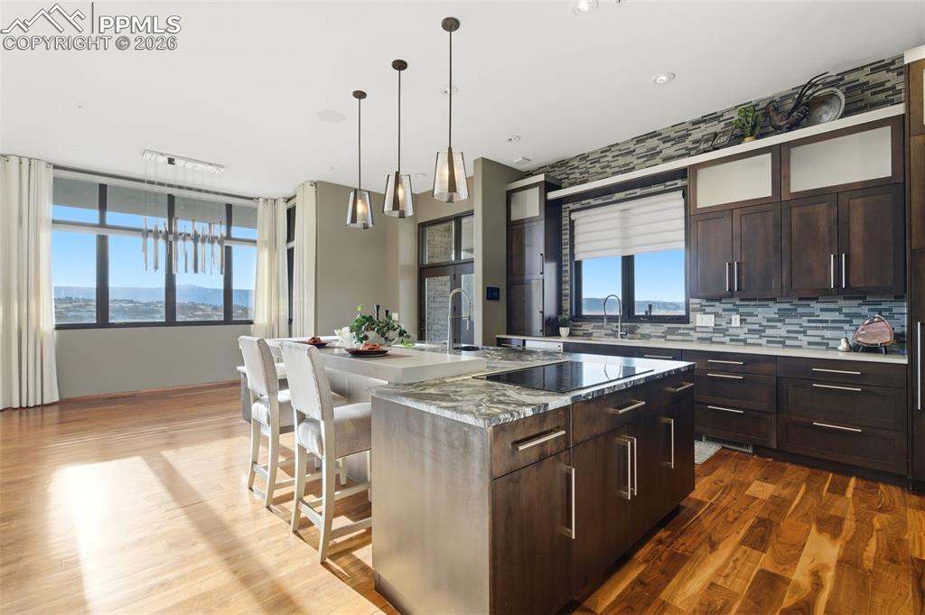 Image 10 of 50: Kitchen