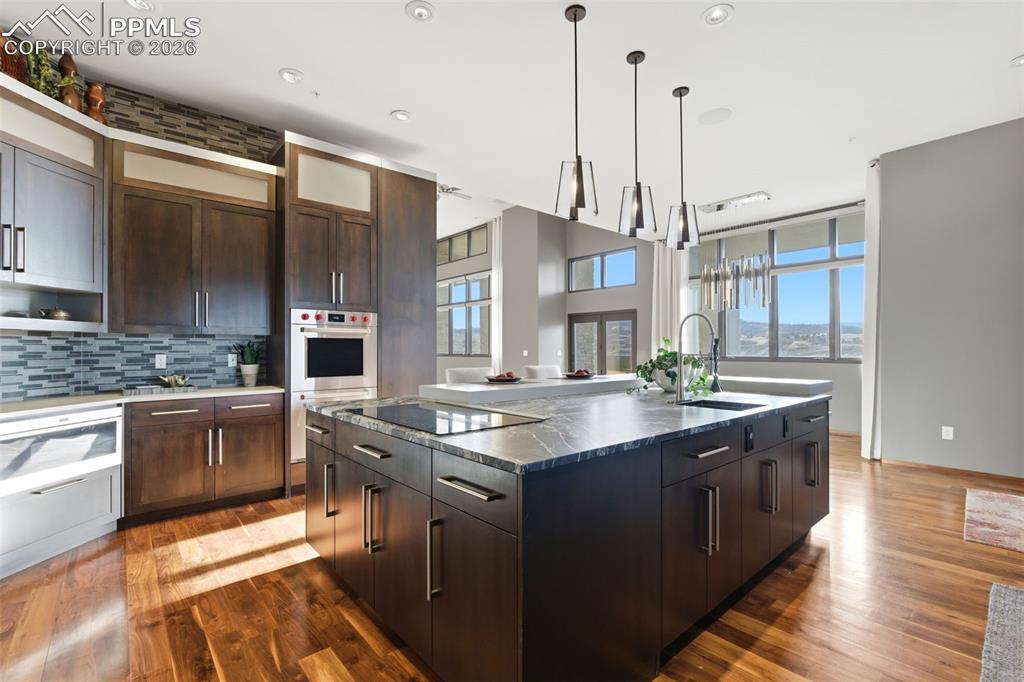 Image 11 of 50: Kitchen