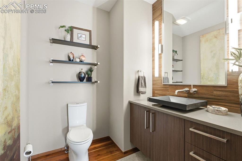 Image 13 of 50: Bathroom