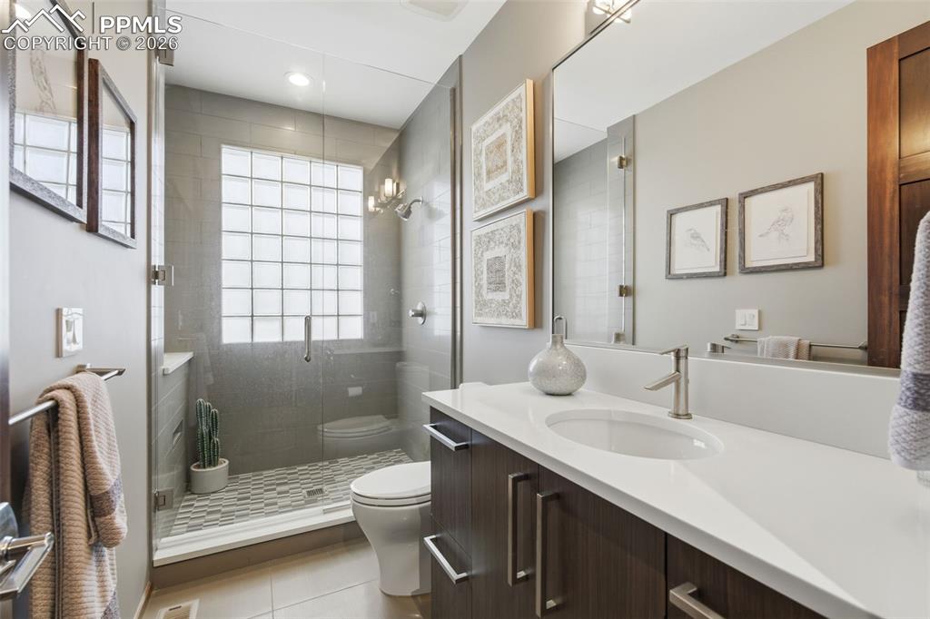 Image 16 of 50: Bathroom