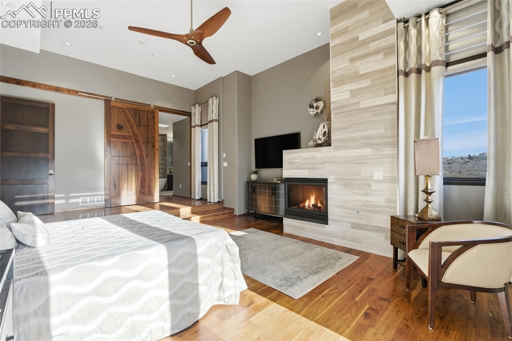 Image 19 of 50: Bedroom