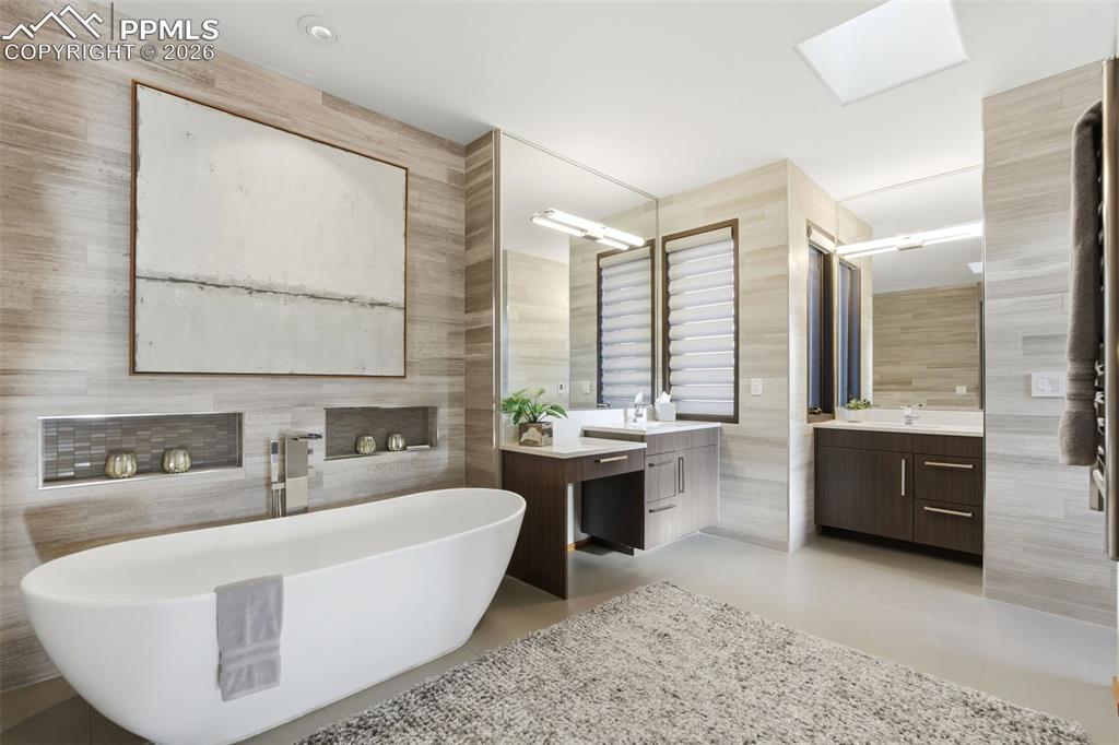 Image 20 of 50: Bathroom