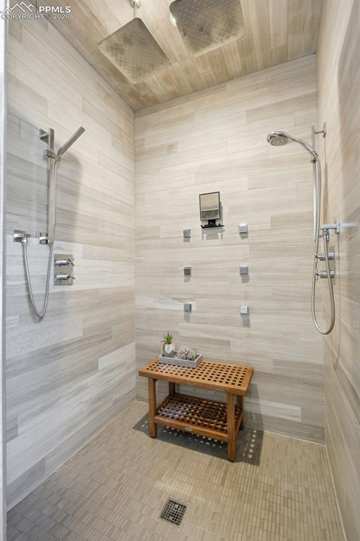 Image 21 of 50: Bathroom