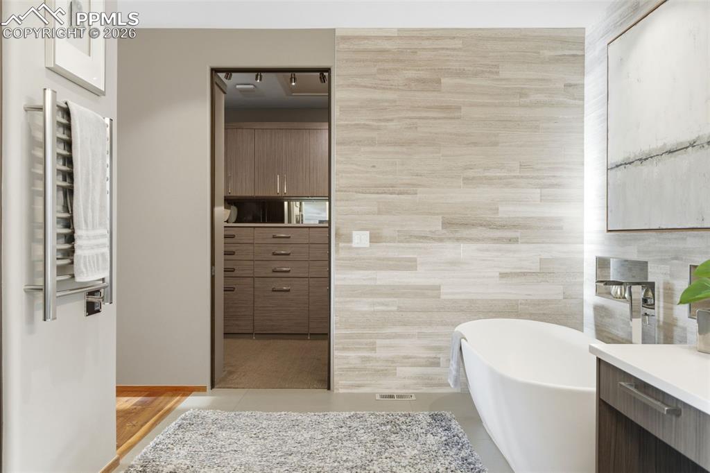 Image 22 of 50: Bathroom