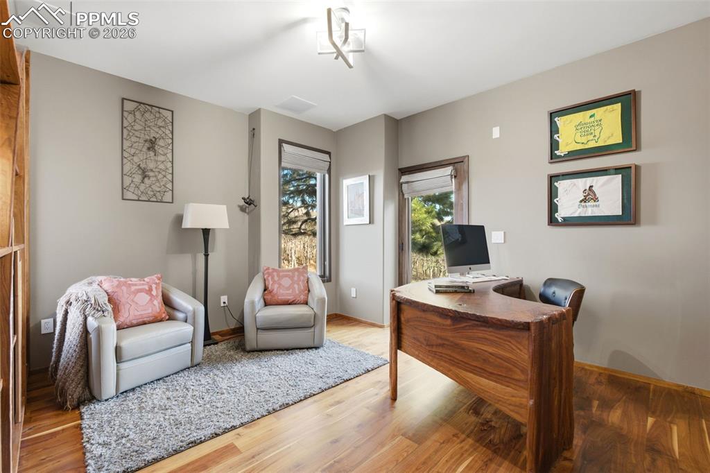 Image 24 of 50: Office