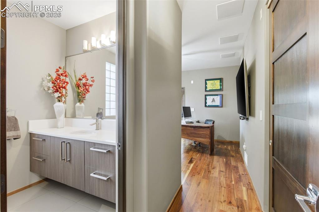 Image 25 of 50: Bathroom