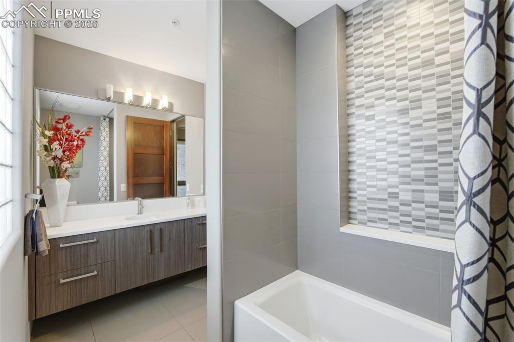 Image 26 of 50: Bathroom