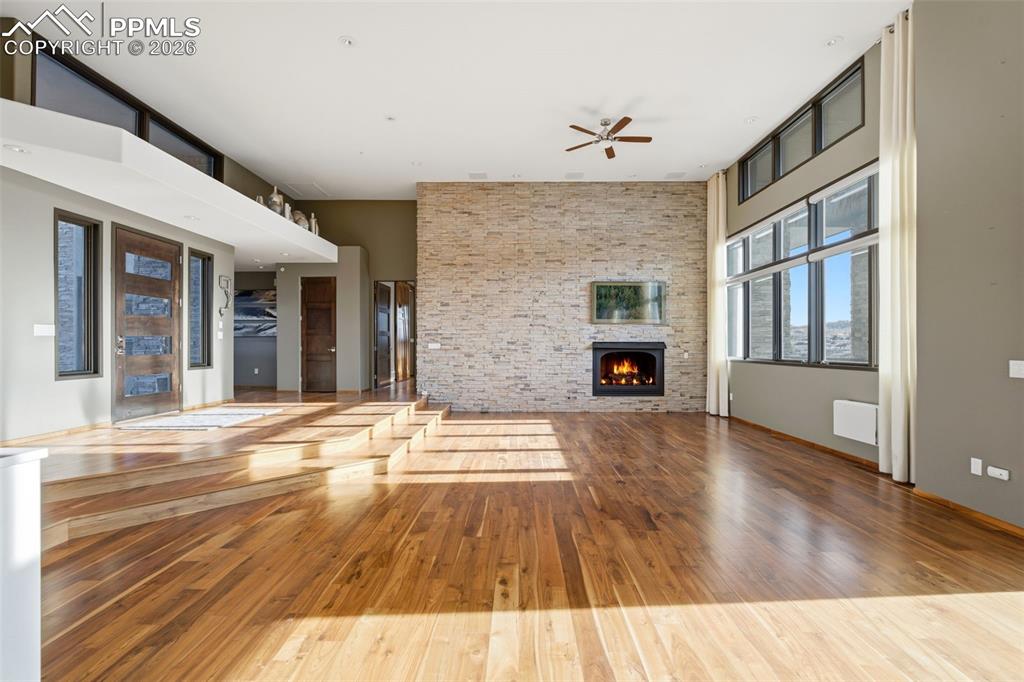 Image 3 of 50: Living Room