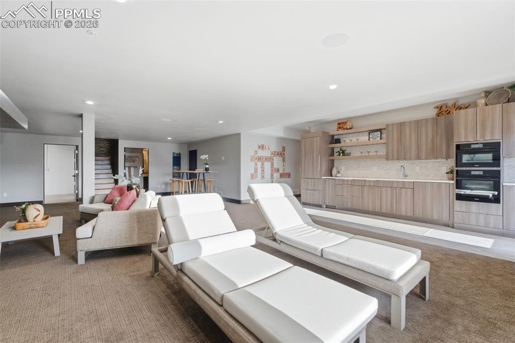 Image 31 of 50: Living Room