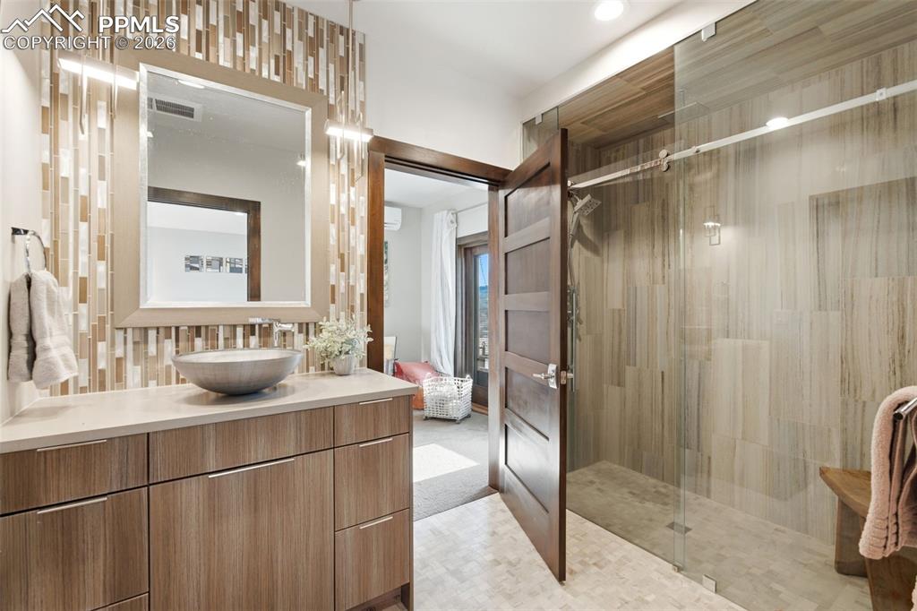 Image 37 of 50: Bathroom