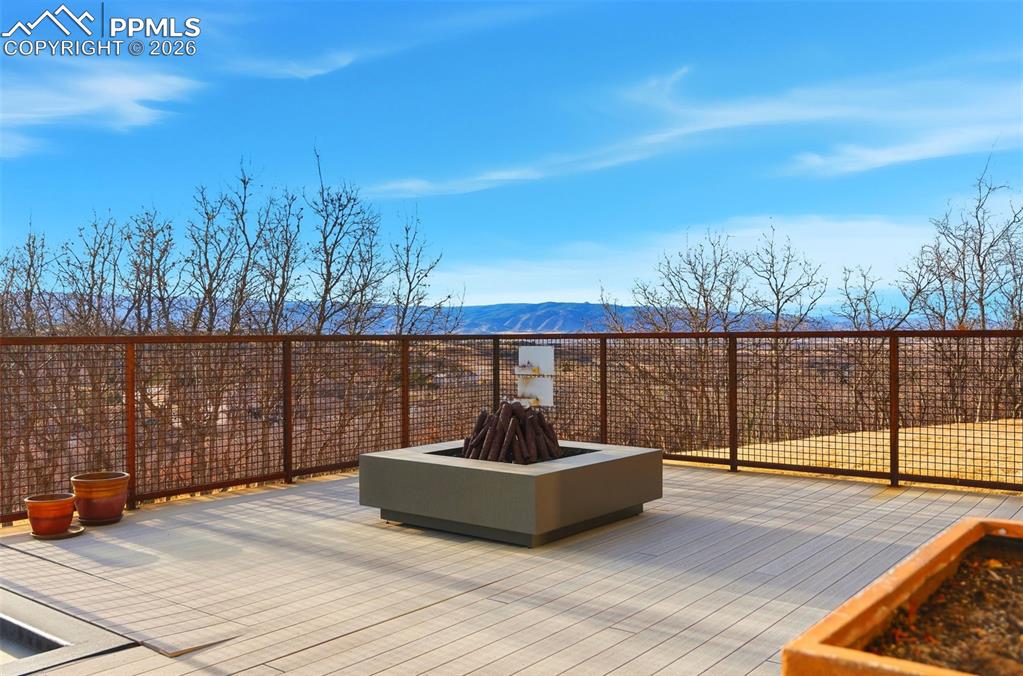 Image 39 of 50: Deck