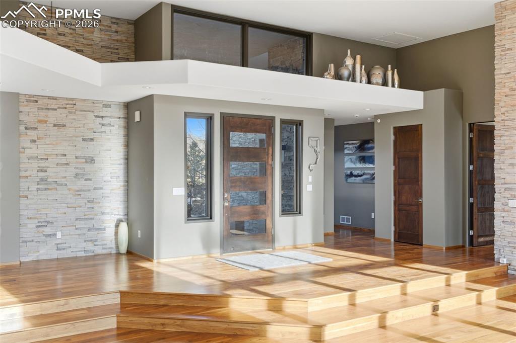 Image 5 of 50: Entry