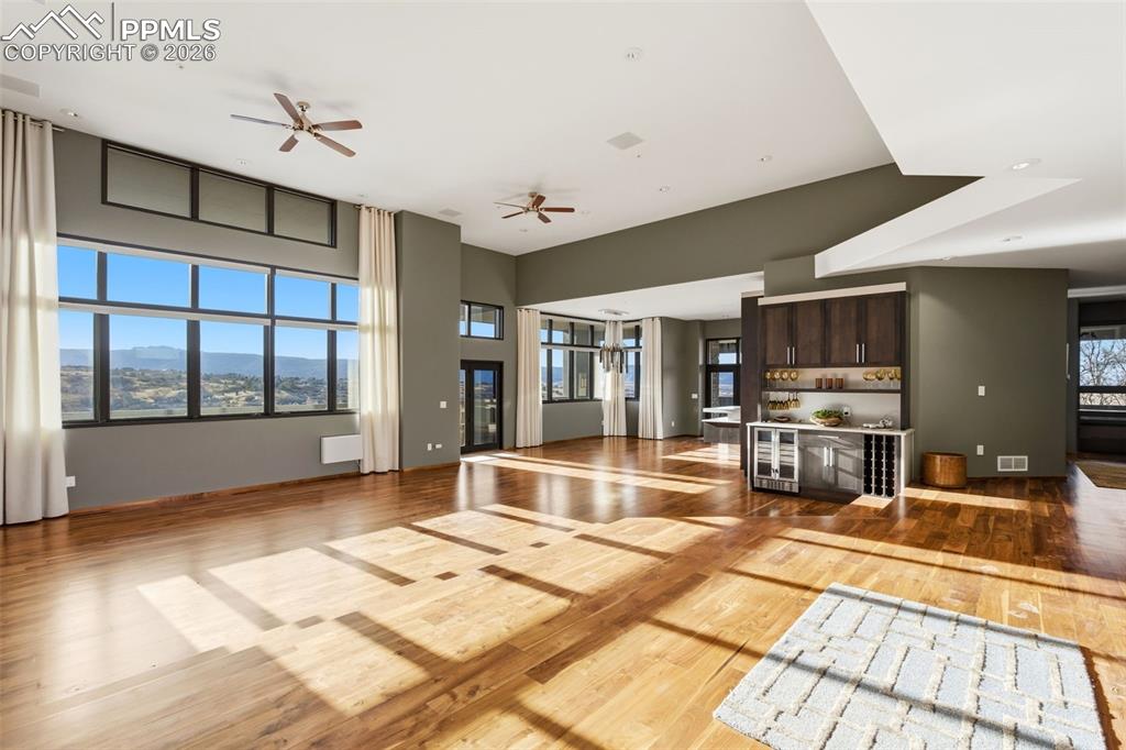 Image 6 of 50: Living Room