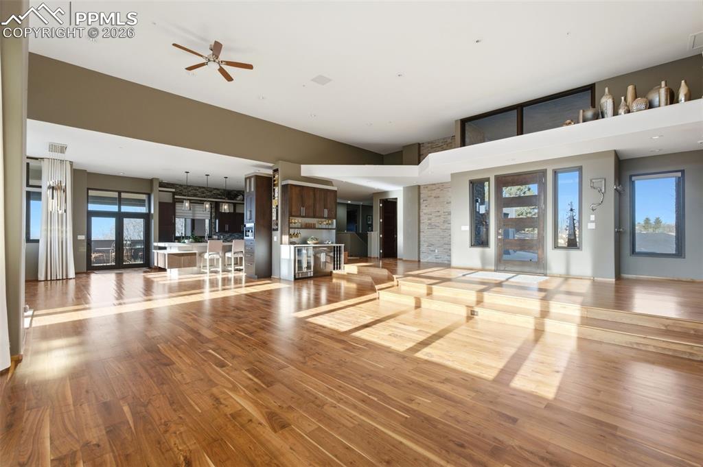 Image 7 of 50: Living Room