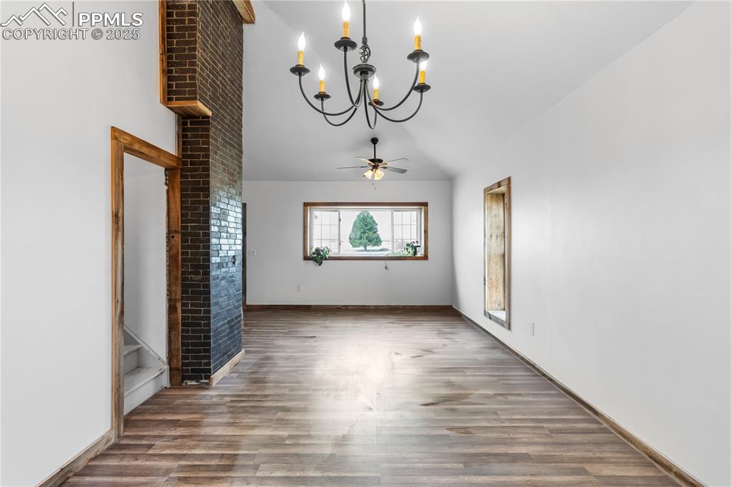 Image 11 of 50: Dining Area