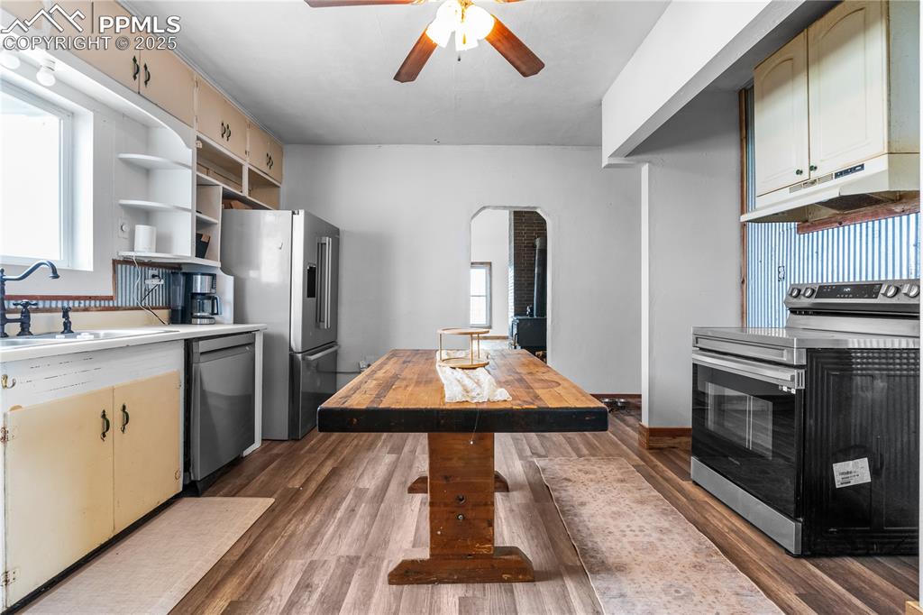 Image 15 of 50: Kitchen