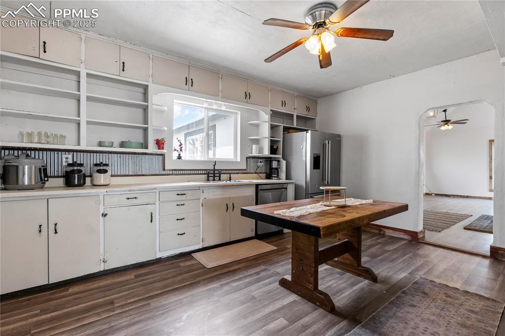 Image 19 of 50: Kitchen