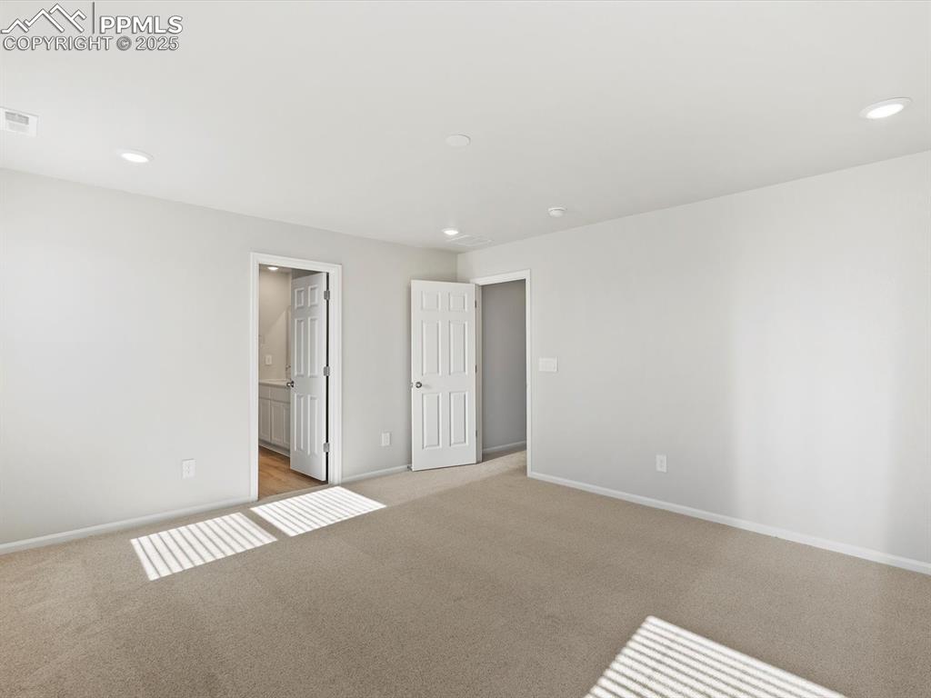 Image 19 of 25: Bedroom