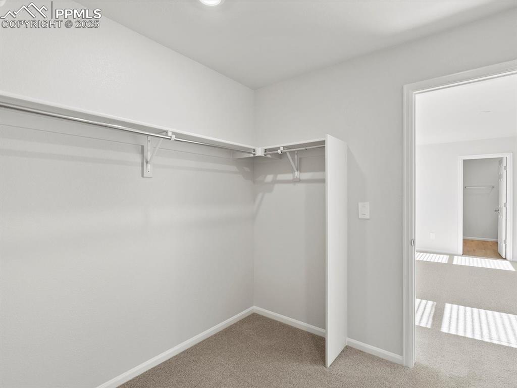 Image 20 of 25: Closet