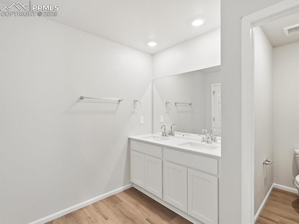 Image 21 of 25: Bathroom