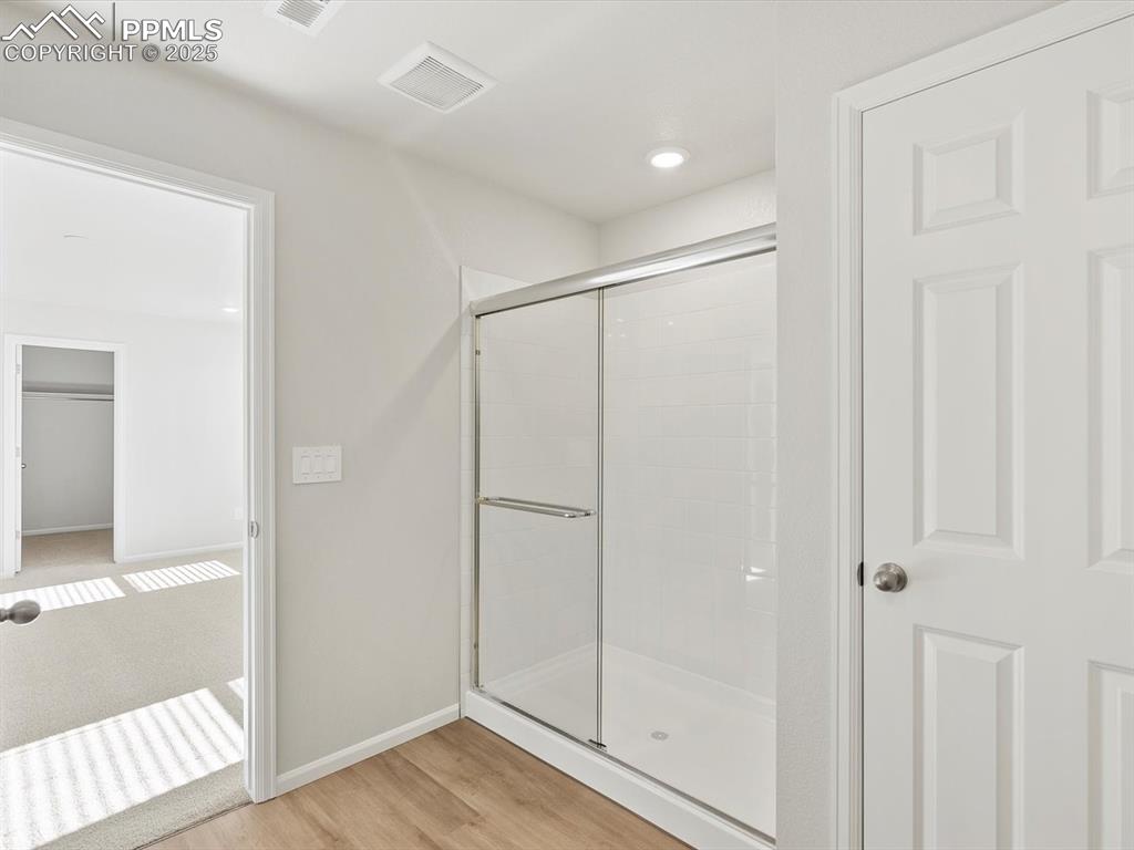 Image 22 of 25: Bathroom