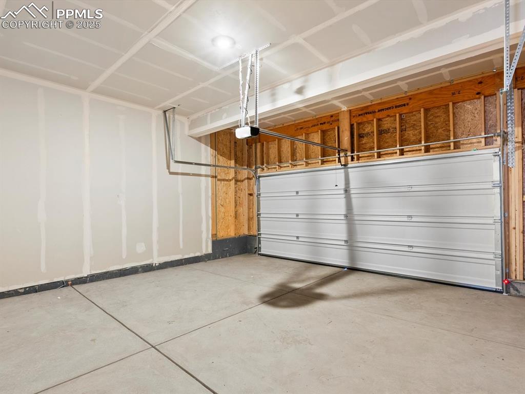 Image 23 of 25: Garage