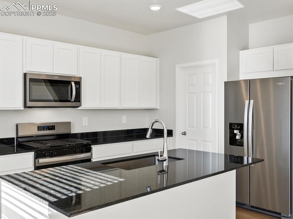 Image 3 of 25: Kitchen