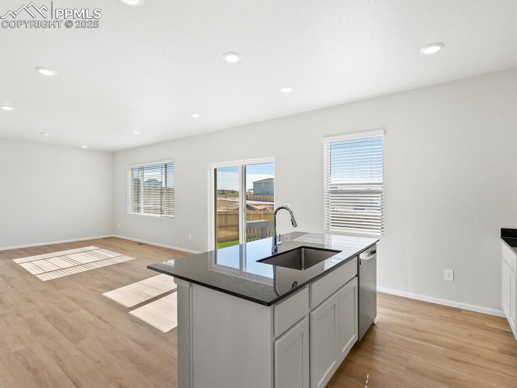 Image 5 of 25: Kitchen