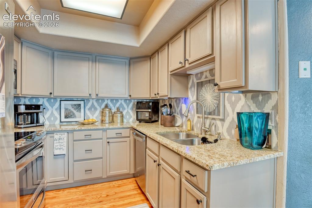 Image 10 of 50: Kitchen