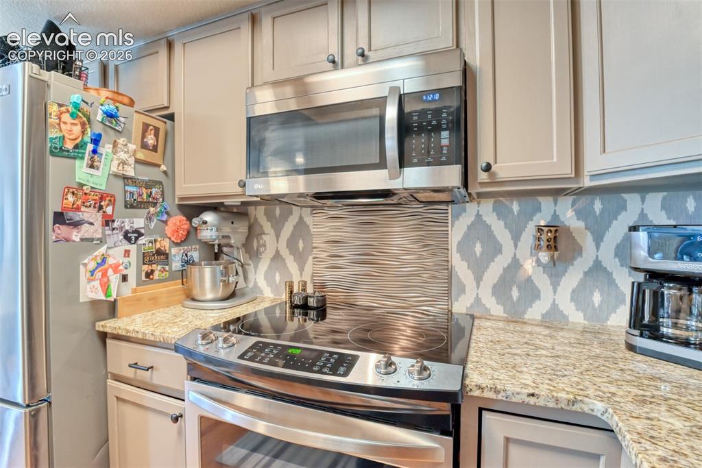 Image 11 of 50: Kitchen