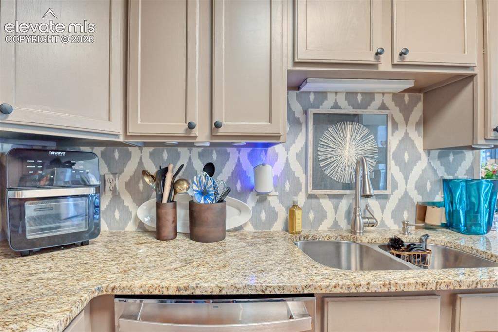 Image 12 of 50: Kitchen