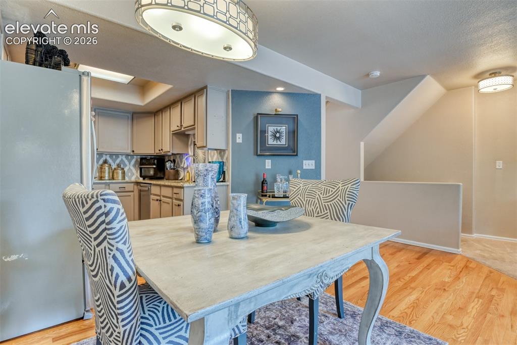 Image 15 of 50: Dining Area