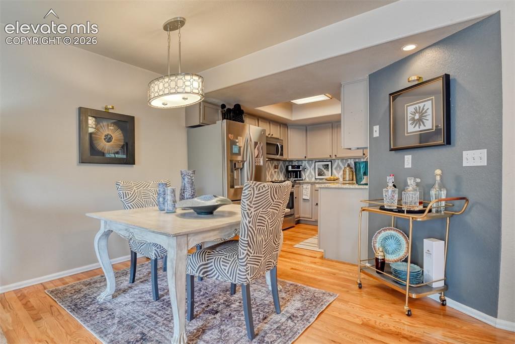 Image 17 of 50: Dining Area