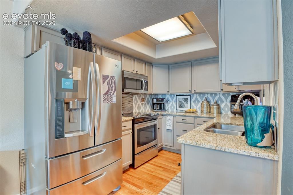 Image 8 of 50: Kitchen