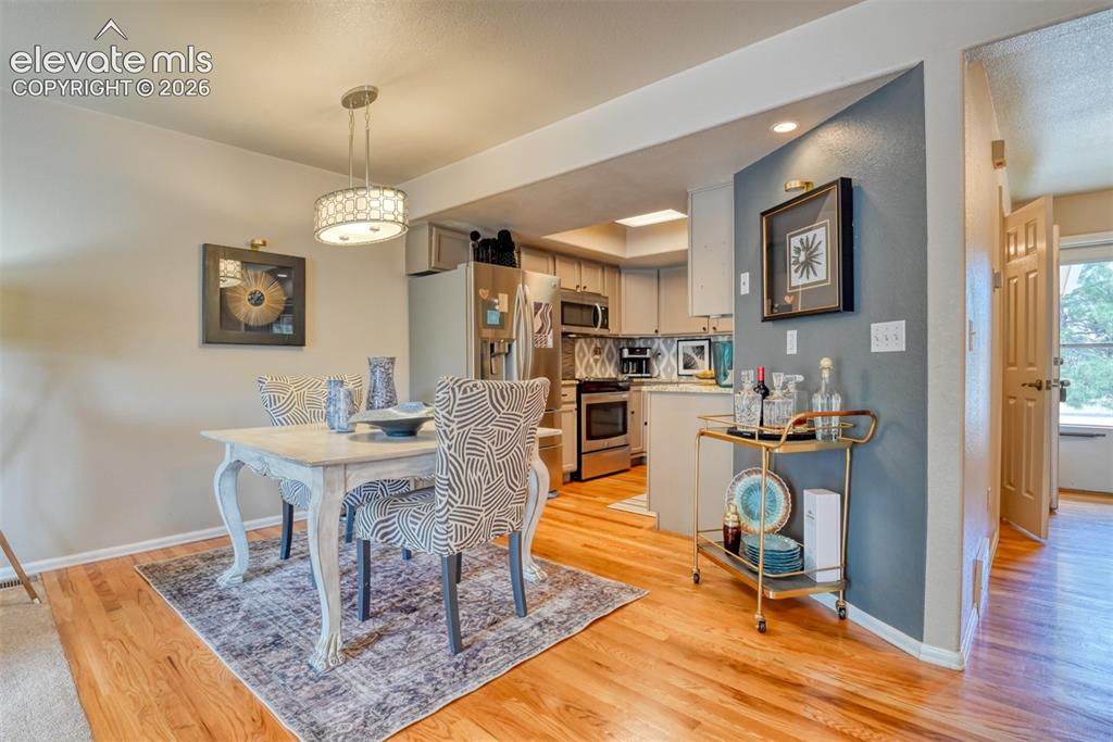 Image 9 of 50: Dining Area